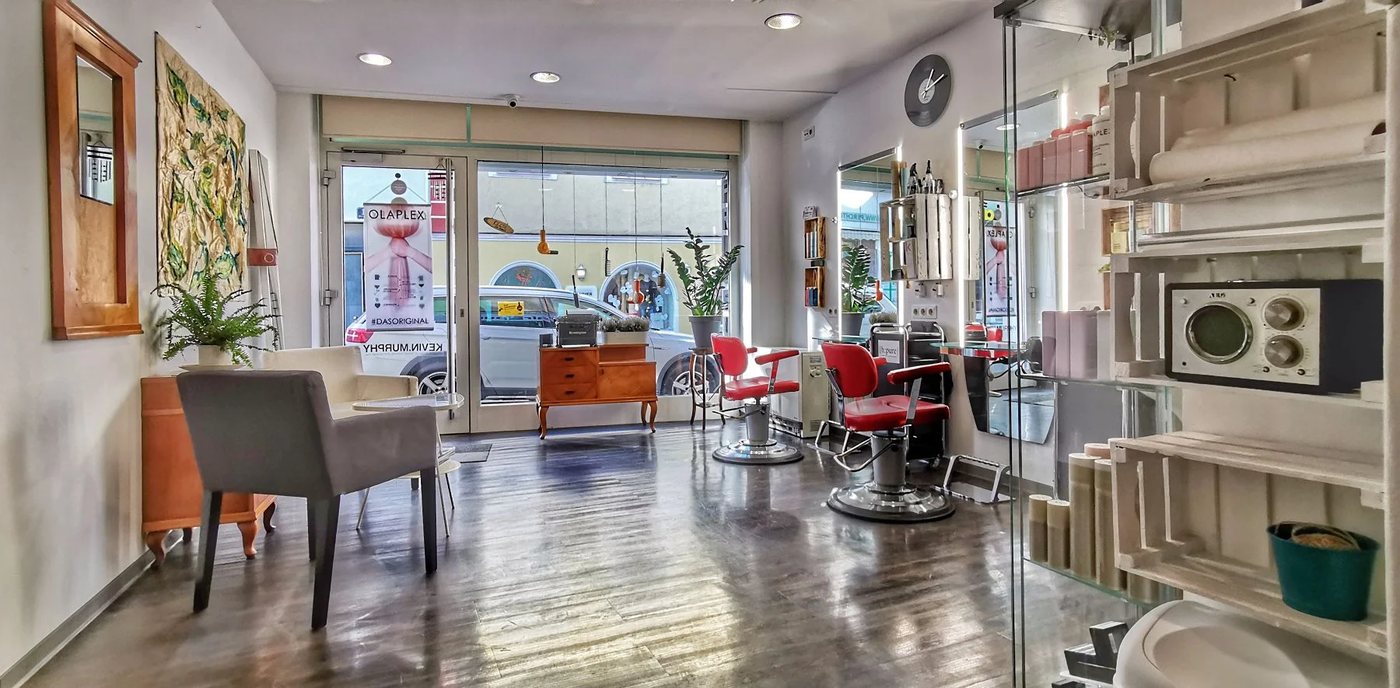 Überblick über den hellen [h:pure] Salon in der Wienergasse 10