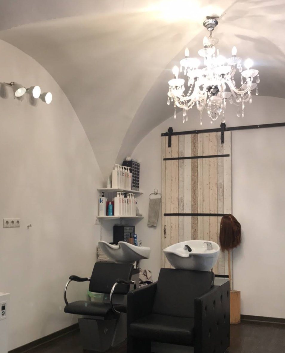 Waschbereich mit Gewölbedecke und Kristallluster im [h:pure] Salon